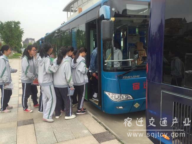a5fbf93e7919dcac824125ae081bf3f8 图为:6月6日接送鄂州中学考生认科场.JPG