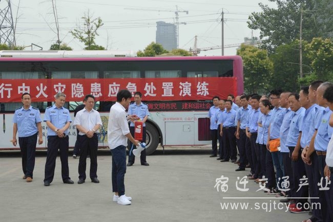 895ba2b28286b2f5dc01e9f0ffe11d85 2 公交公司消防安全员黄一峰在解说灭火器使用步骤-001.JPG