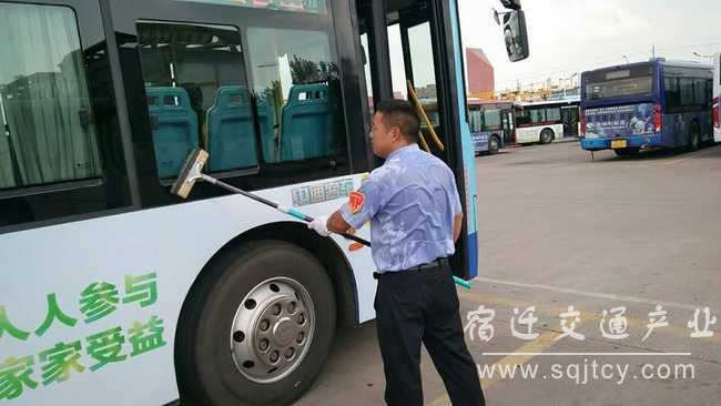 鄂州公交驾驶员高温下保养车辆卫生.jpg