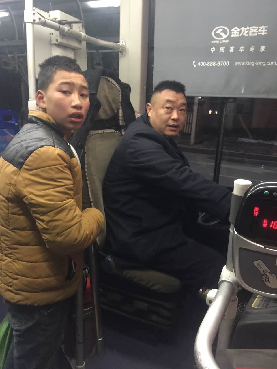 d147946db971fc66991ff2141a4cea7d 802路驾驶员王岩.jpg