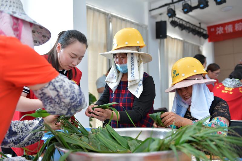 &ldquo;浓情粽意，，，共享温暖&rdquo;包粽子活动.jpg