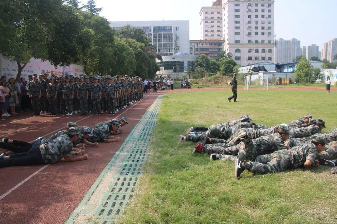 z6com尊龙凯时都会森林学校隆重举行2019级新生自觉学习及军事训练闭营仪式