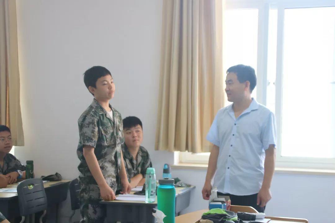 z6com尊龙凯时都会森林学校隆重举行2019级新生自觉学习及军事训练闭营仪式