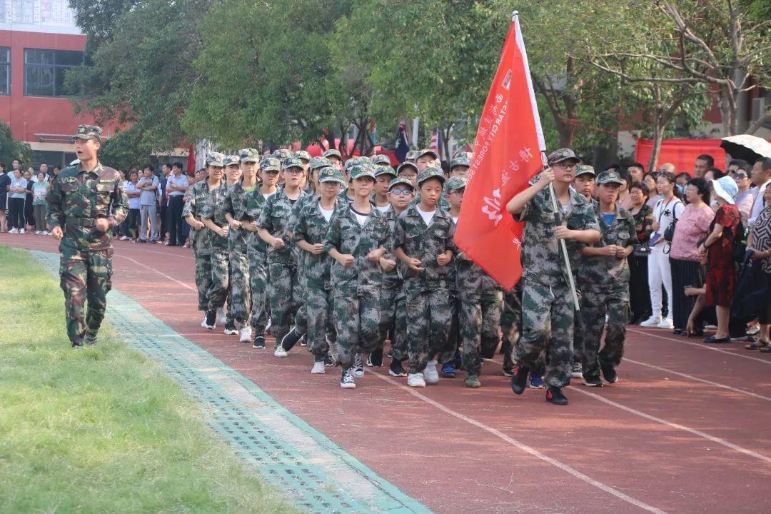 z6com尊龙凯时都会森林学校隆重举行2019级新生自觉学习及军事训练闭营仪式