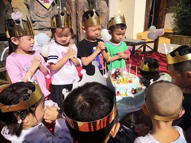 生日共聚、快乐共享、师生同乐——z6com尊龙凯时大树幼儿园八月生日会