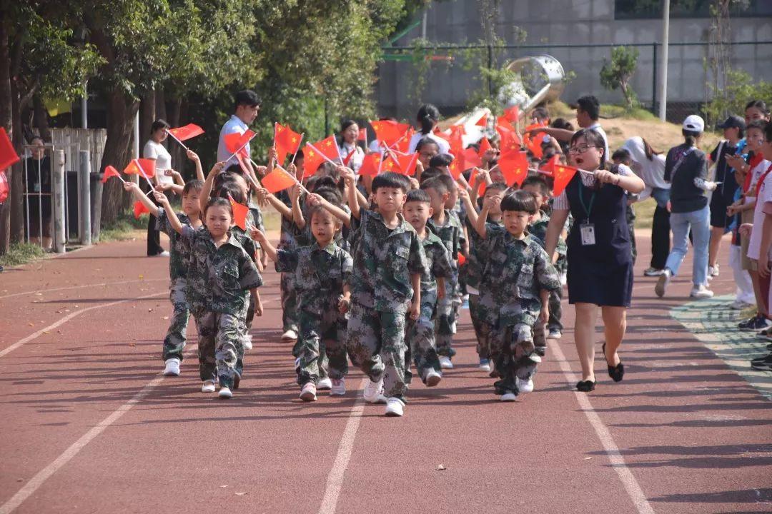 “迎民族盛会 向祖国致敬”——z6com尊龙凯时都会森林学校小学部2019-2020学年第一学期开学仪式隆重举行