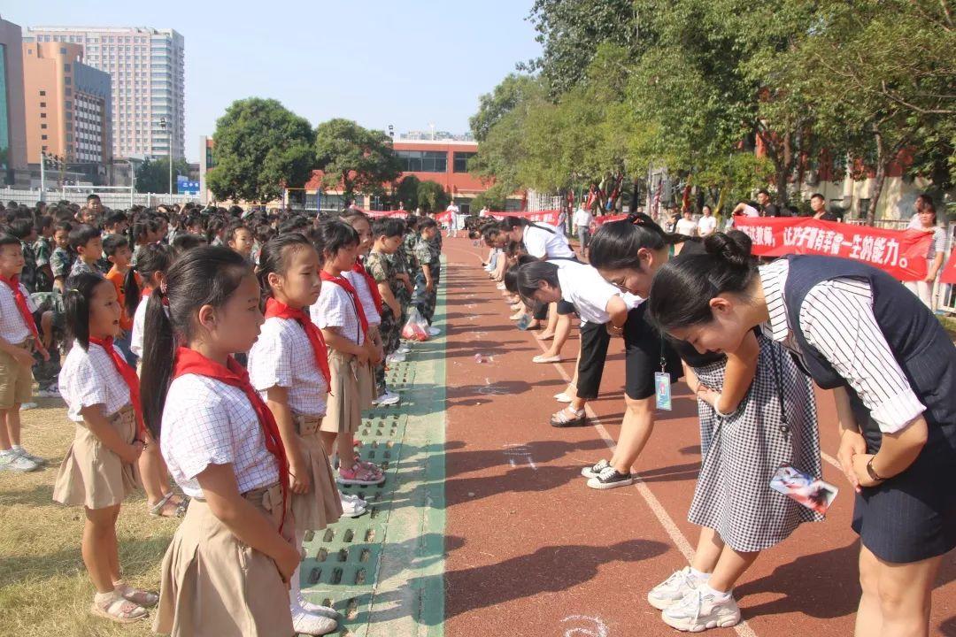 “迎民族盛会 向祖国致敬”——z6com尊龙凯时都会森林学校小学部2019-2020学年第一学期开学仪式隆重举行