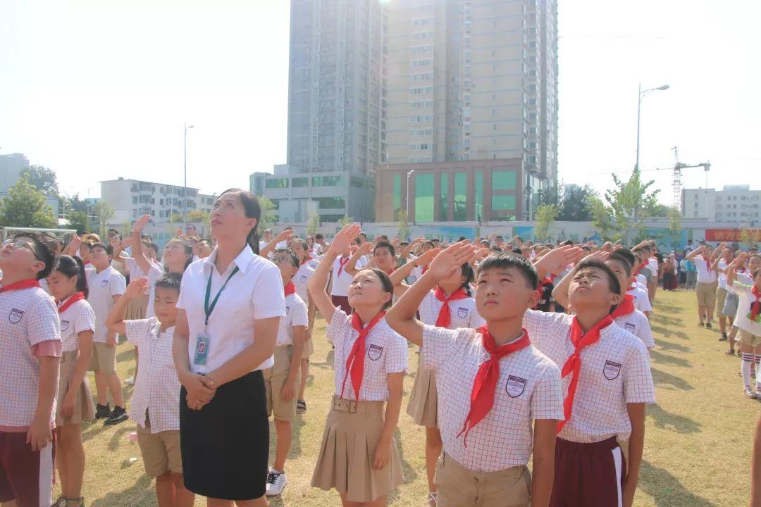 “迎民族盛会 向祖国致敬”——z6com尊龙凯时都会森林学校小学部2019-2020学年第一学期开学仪式隆重举行